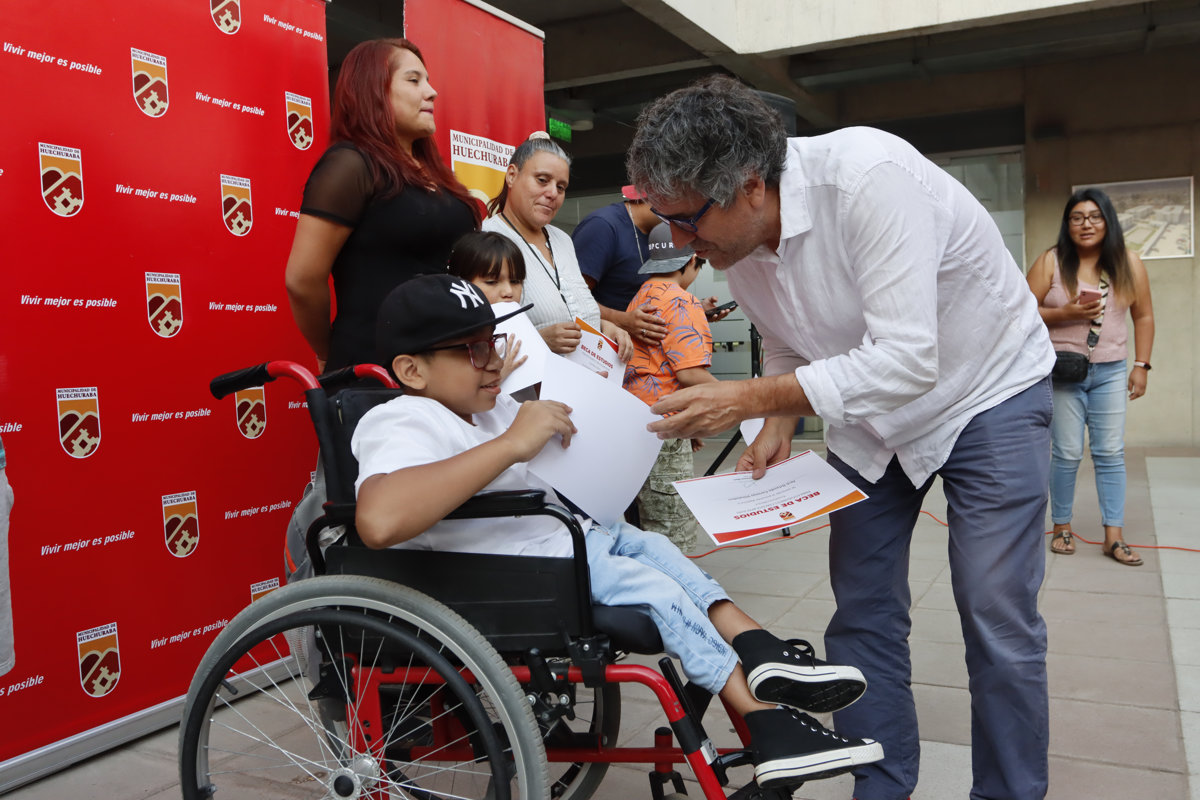 Entrega de Becas a estudiantes con discapacidad