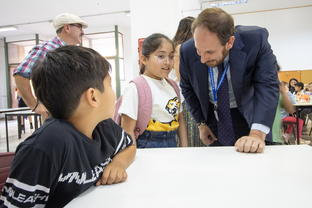 Alcalde Maximiliano Luksic compartió con las niñas y niños que participan de la iniciativa.
